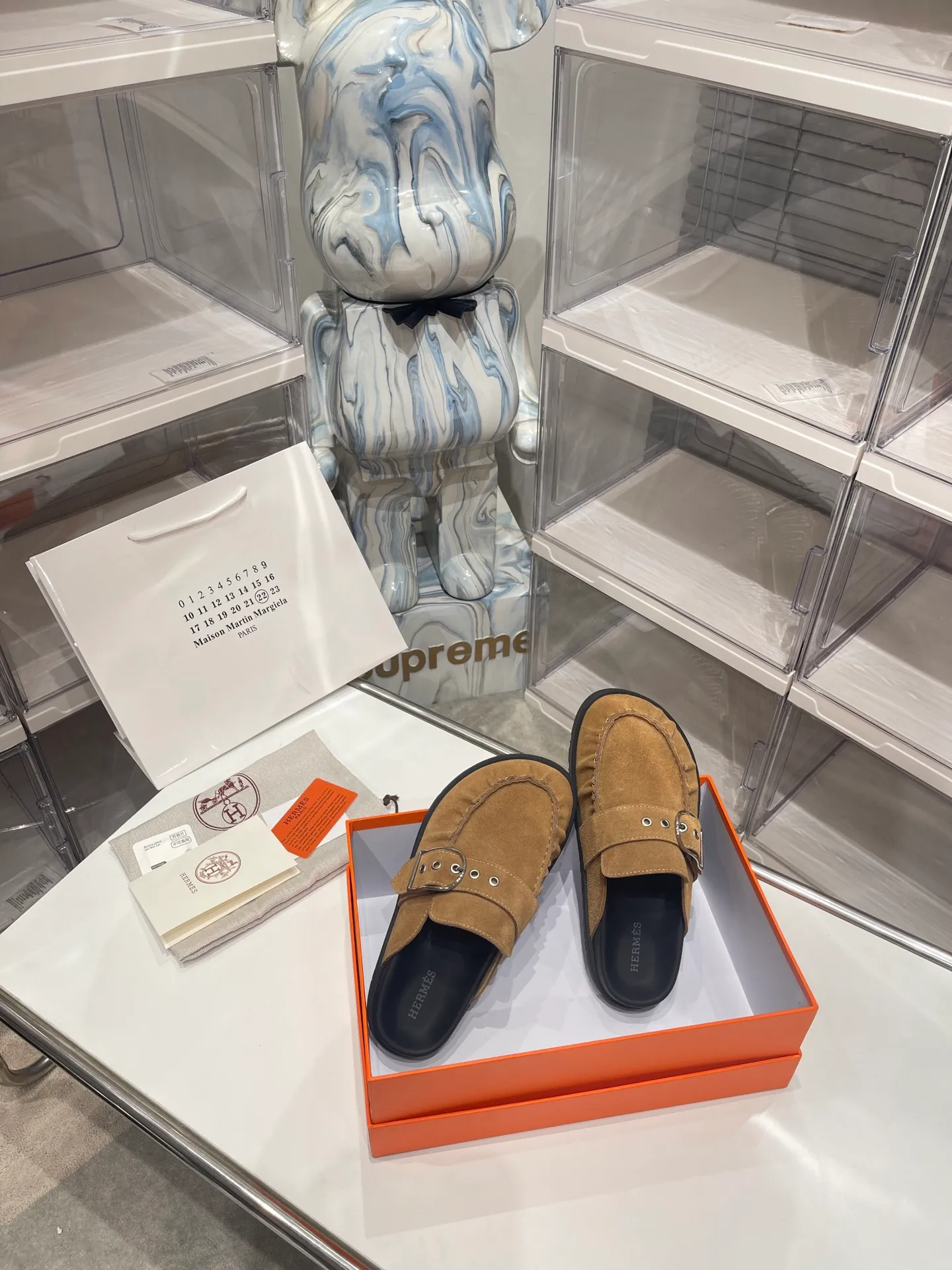 [H Family Hermès] P: 540💰 Size: Male 39-44 (45 46 customized) Female 35-40 (41 42 customized) HERMES Hermès latest kelly buckle couple style Birkenstock slippers, classic family language design! It looks good no matter how you match it! Casual and high-end feeling, the comfort is also great, paired with a variety of colorful socks, it gives a trendy and high-end feel ●Upper: imported cow suede ●Inner: imported sheepskin ●Foot pads: imported mixed sheepskin ●Outsole: Tpu non-slip and wear-resistant outsole